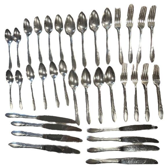 Lady Hamilton silverplate flatware by Community. 36 pc set incl. original case. - Picture 9 of 16